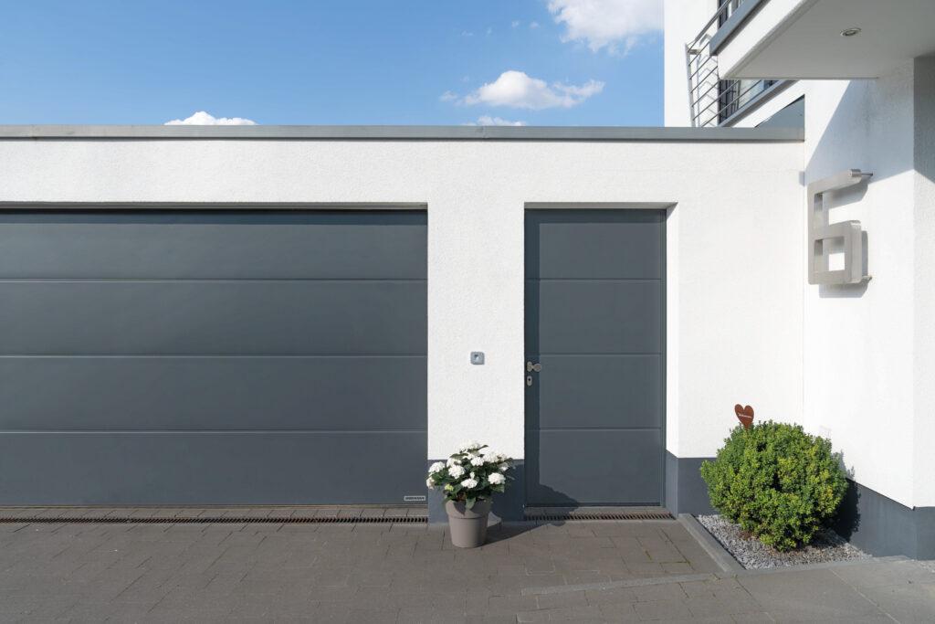 Garagennebentür